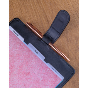 NOTIQUE Refill – Týdenní kroužkový diář s vyměnitelnými listy 2027, černý, 12,5 x 19 cm